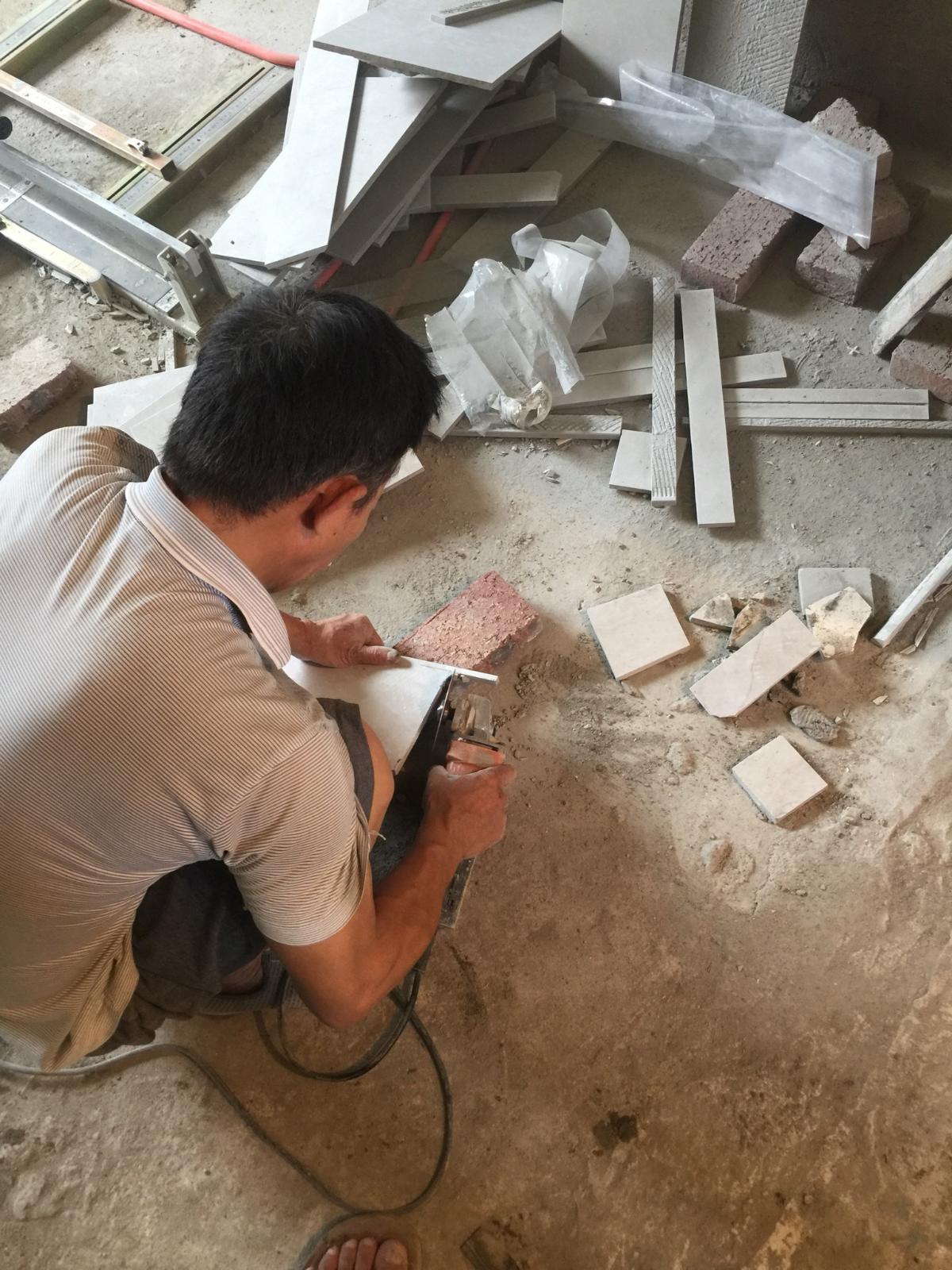 今天贴卫生间瓷砖了,我要求师傅墙地对缝,就是边角工艺不行,哎.